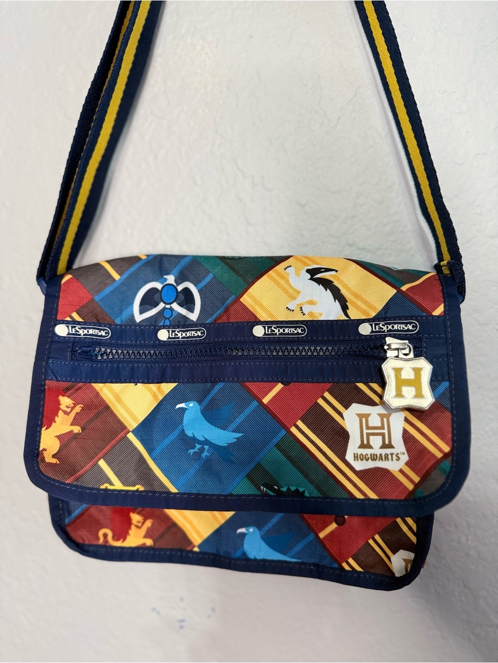 Lesportsac Multicolor Hogwarts Crest Messenger Bag in Navy Trim